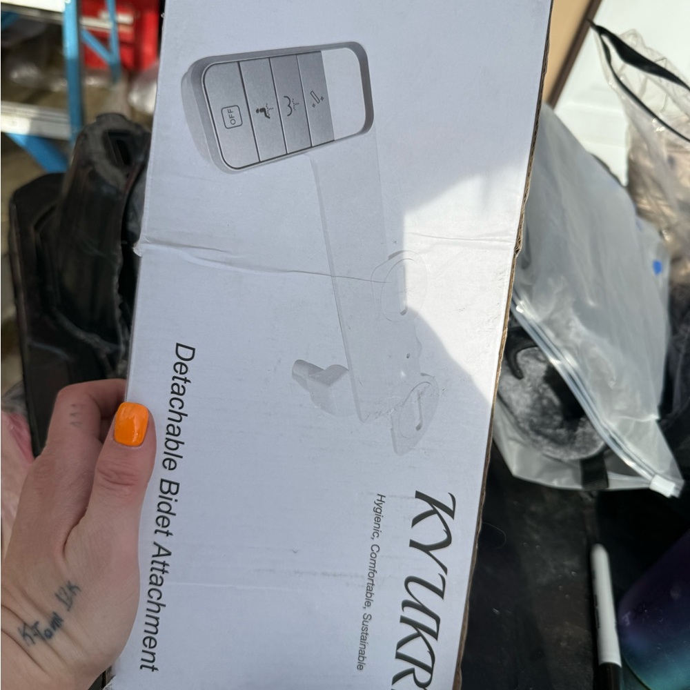 KYUKRO Detachable Bidet Attachment - White